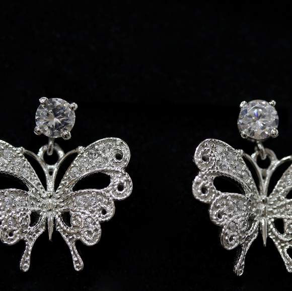 Butterfly Pendant with Chain - Picture 2 of 2